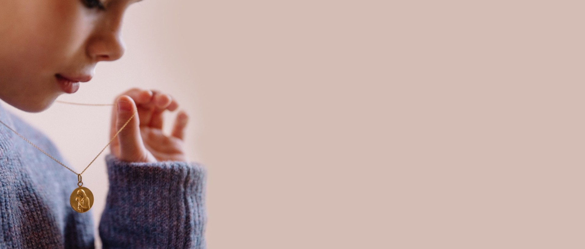 enfant avec médaille Augis