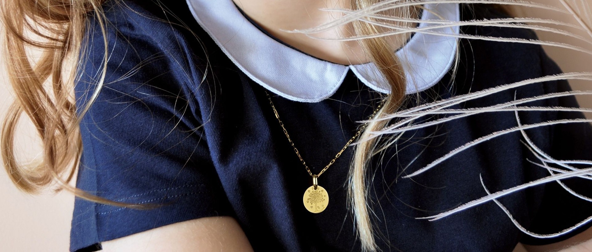 fille avec médaille augis