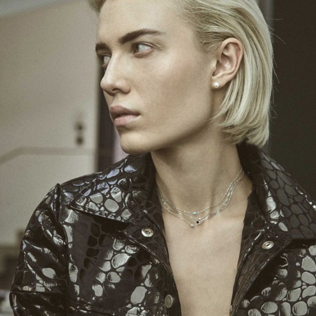 femme et bijoux claverin