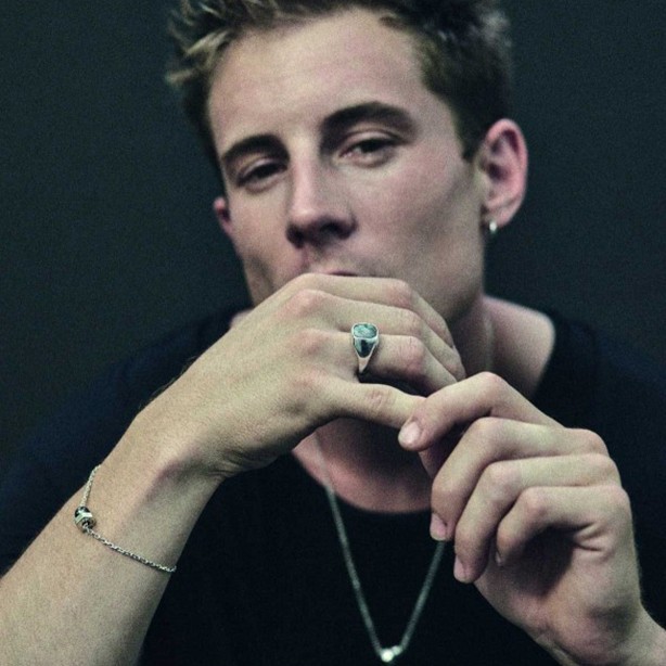 homme avec chevalière claverin