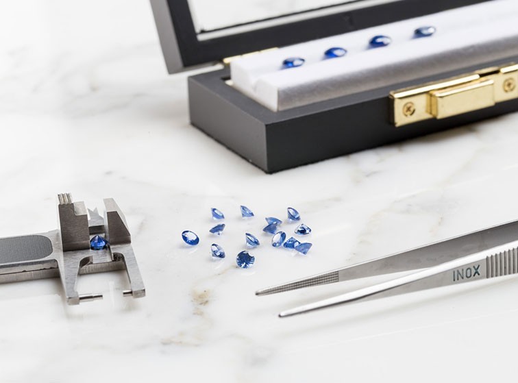 Des pierres précieuses, des saphirs bleus, triées avec soin.